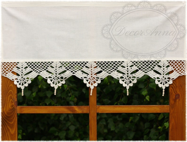Handgefertigte Scheibengardine aus Baumwollstoff mit gehäkelter Spitze, Landhausstil, Höhe 40 cm