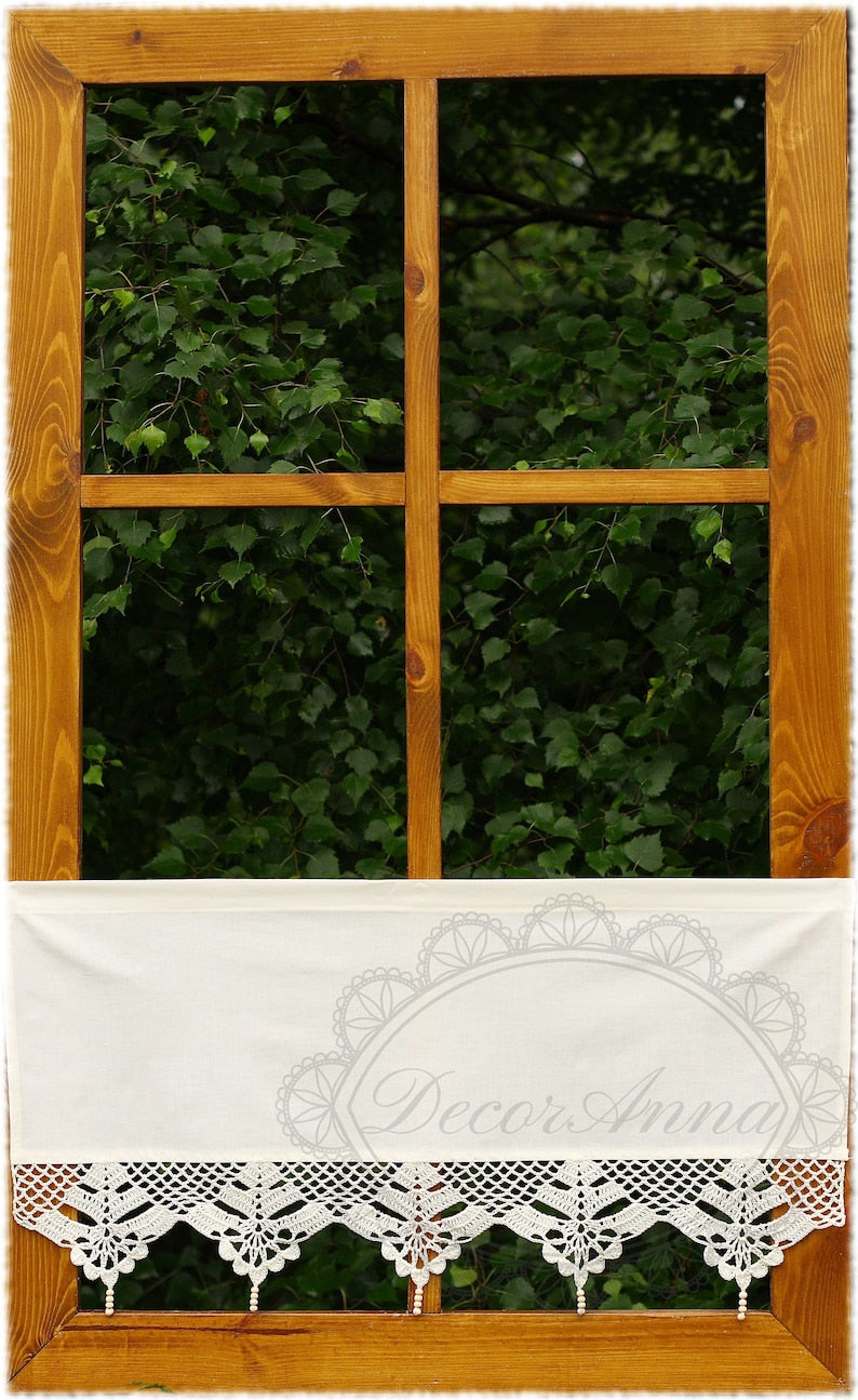 Handgefertigte Scheibengardine aus Baumwollstoff mit gehäkelter Spitze, Landhausstil, Höhe 40 cm