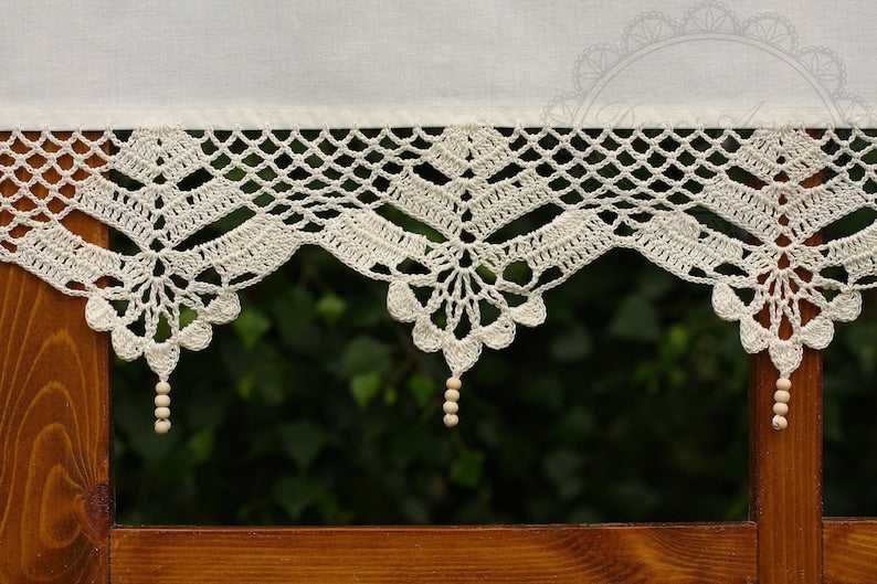 Handgefertigte Scheibengardine aus Baumwollstoff mit gehäkelter Spitze, Landhausstil, Höhe 40 cm