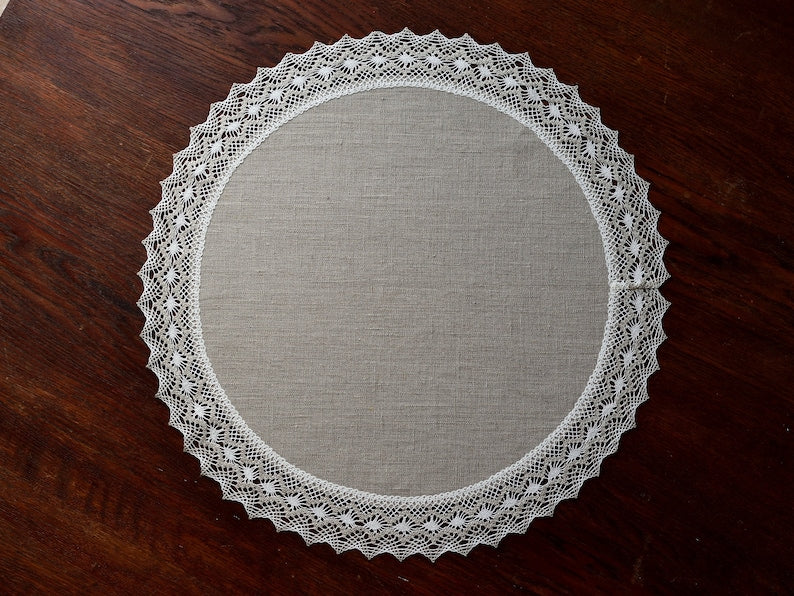 Runde Spitzendecke aus Leinen, naturfarben mit wollweißer Spitzenborte, Tischdeckchen