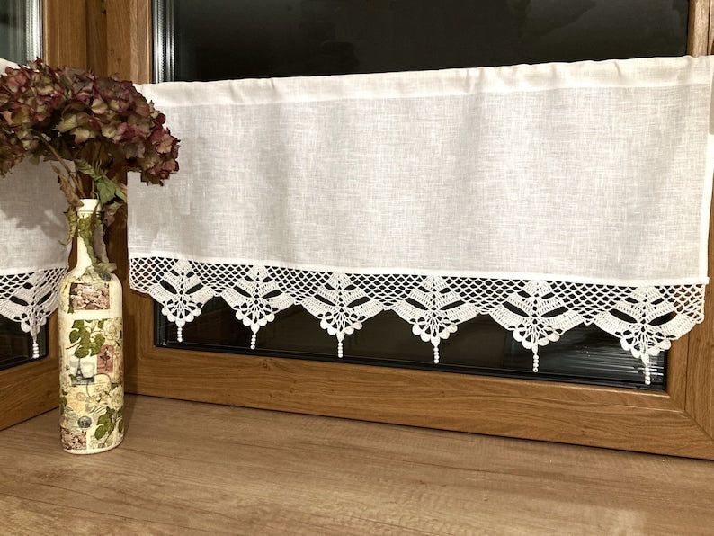 Handgefertigte Scheibengardine aus Baumwollstoff mit gehäkelter Spitze, Landhausstil, Höhe 40 cm
