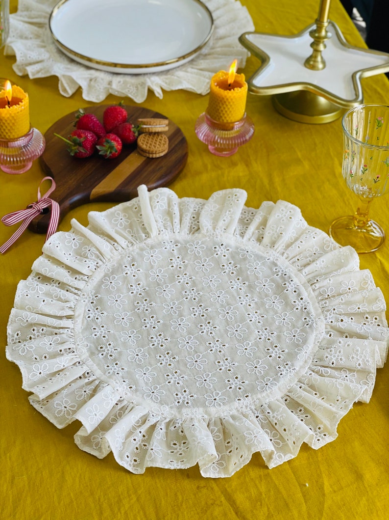 Rundes Platzset aus französischer Spitze mit Rüschen, cremefarben, 38 cm
