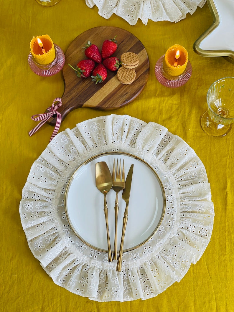 Rundes Platzset aus französischer Spitze mit Rüschen, cremefarben, 38 cm