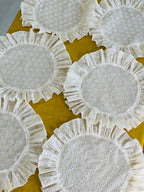 Rundes Platzset aus französischer Spitze mit Rüschen, cremefarben, 38 cm