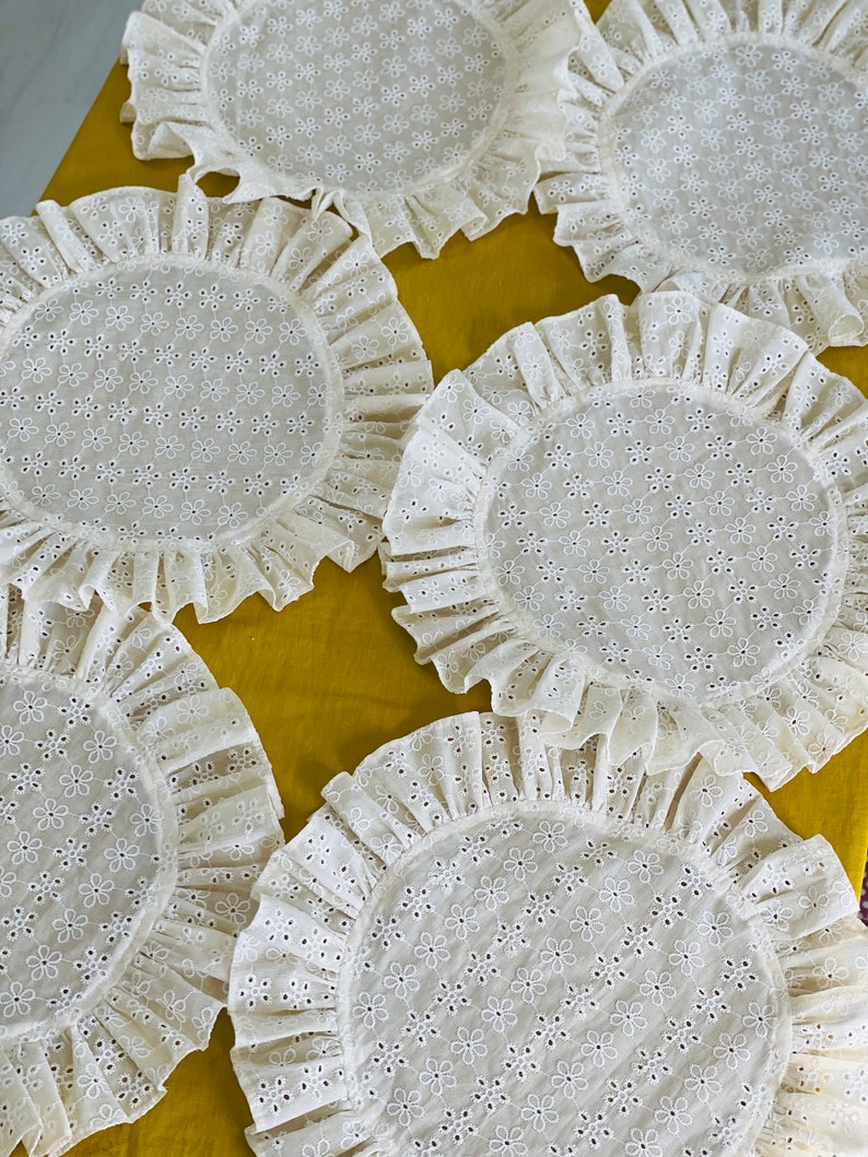 Rundes Platzset aus französischer Spitze mit Rüschen, cremefarben, 38 cm