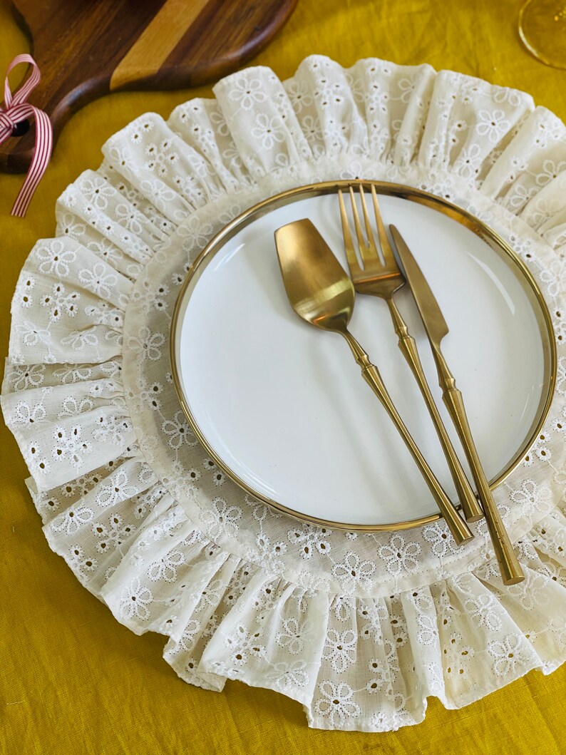 Rundes Platzset aus französischer Spitze mit Rüschen, cremefarben, 38 cm