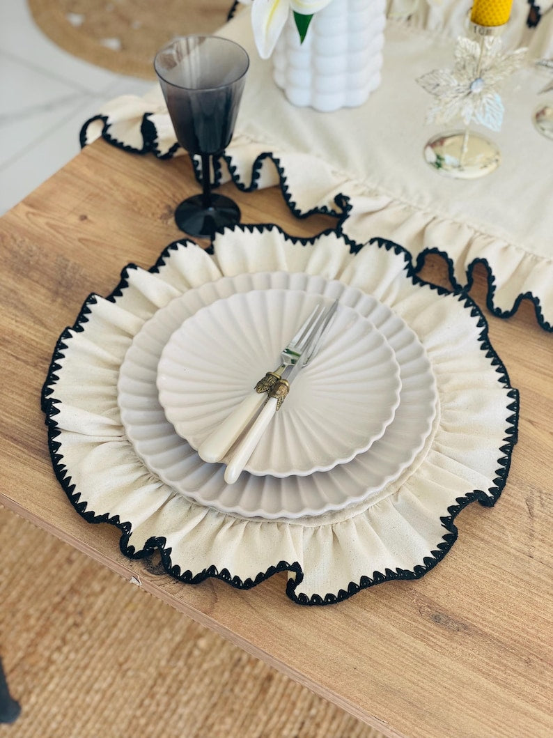 Runde Leinen-Platzsets mit Rüschen, 38 cm, cremefarben, Boho-Tischdeko