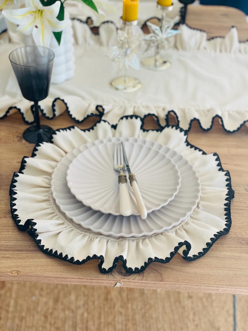Runde Leinen-Platzsets mit Rüschen, 38 cm, cremefarben, Boho-Tischdeko