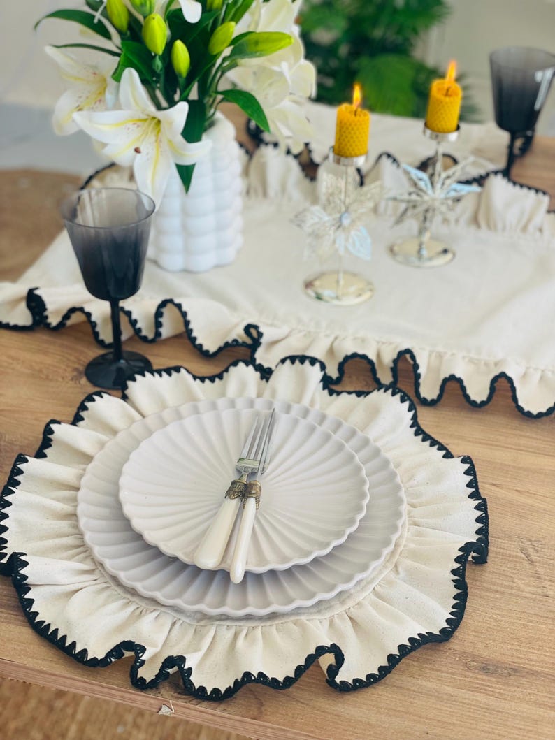 Runde Leinen-Platzsets mit Rüschen, 38 cm, cremefarben, Boho-Tischdeko