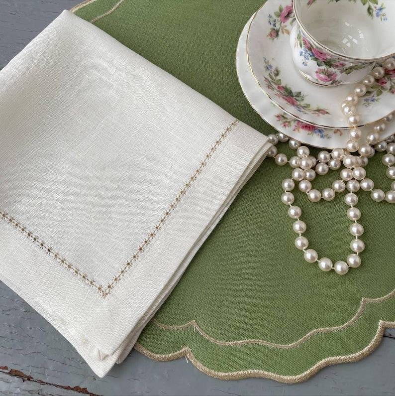 Rundes Leinen-Platzset mit Serviette, Leinen, Ziernähte, handgefertigt