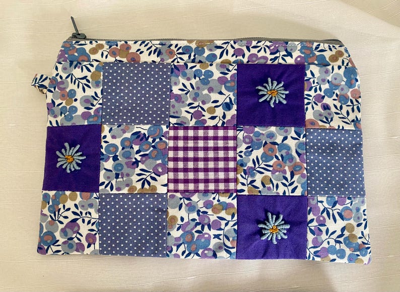 Handgefertigte Patchwork-Tasche mit handgestickten Blumen und Stoffen