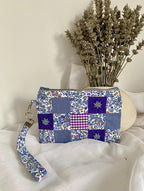 Handgefertigte Patchwork-Tasche mit handgestickten Blumen und Stoffen