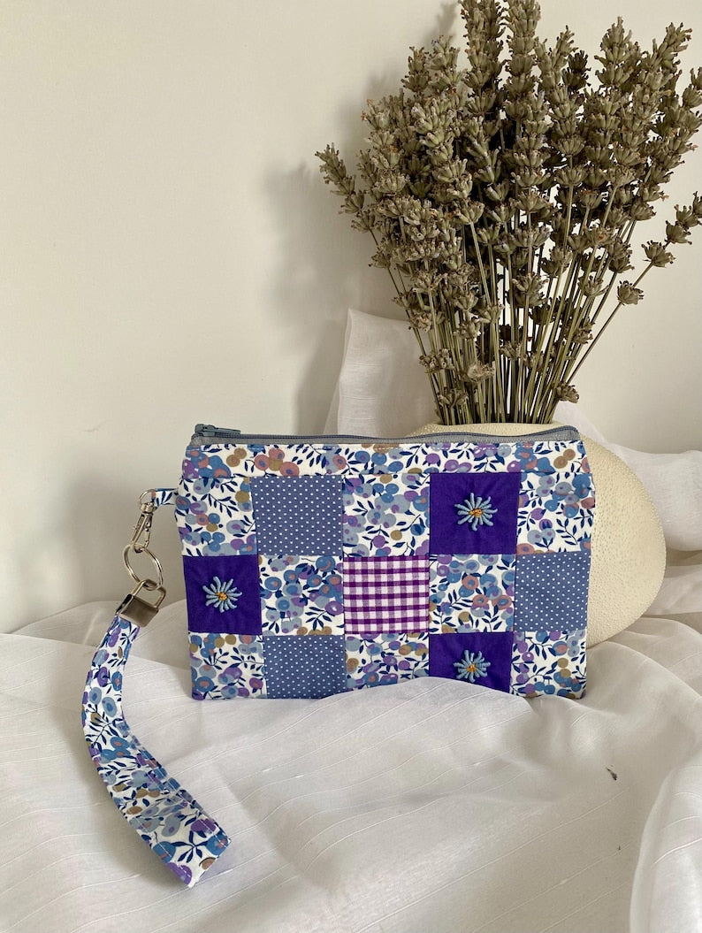 Handgefertigte Patchwork-Tasche mit handgestickten Blumen und Stoffen