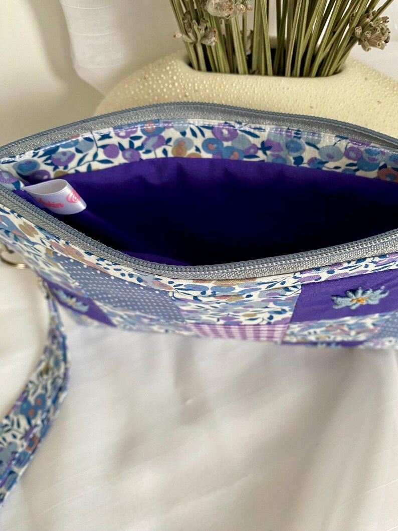 Handgefertigte Patchwork-Tasche mit handgestickten Blumen und Stoffen
