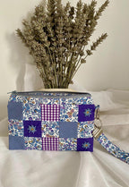 Handgefertigte Patchwork-Tasche mit handgestickten Blumen und Stoffen