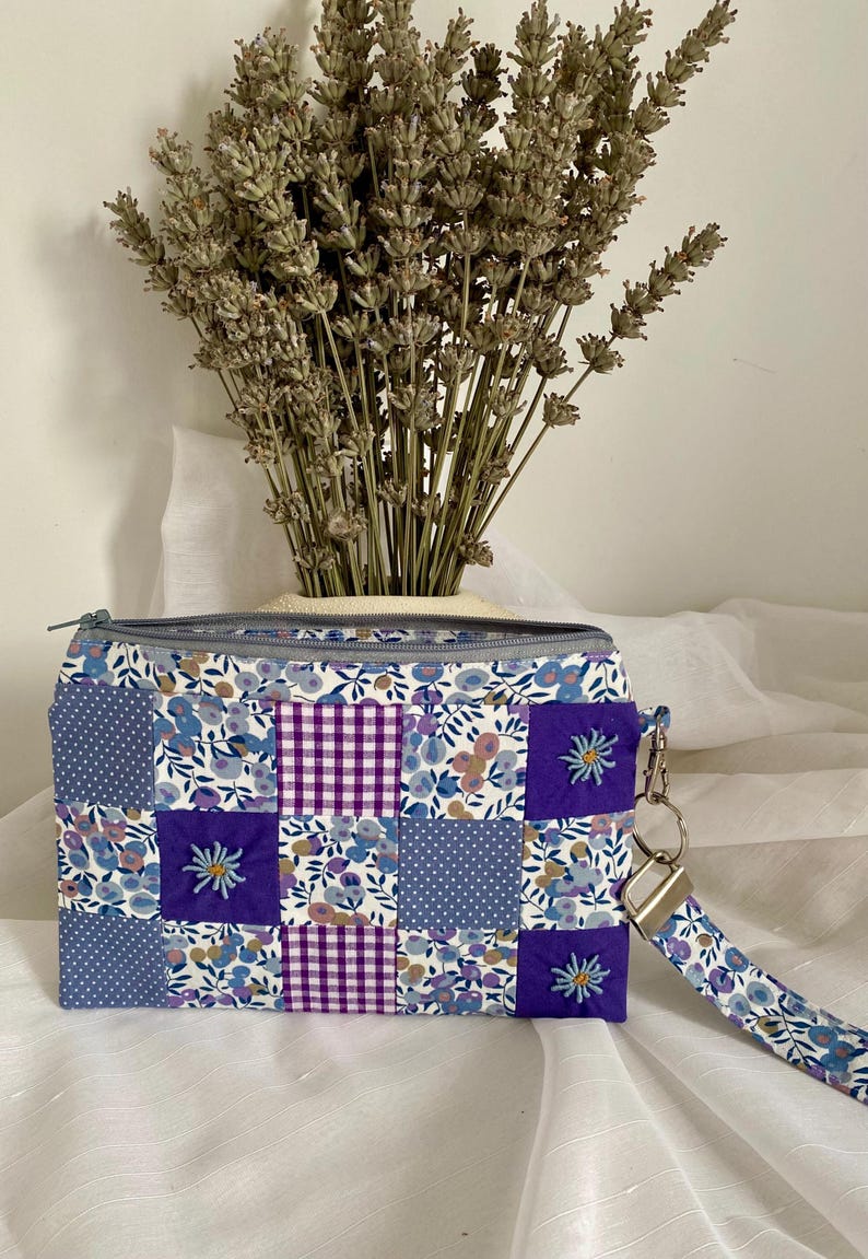 Handgefertigte Patchwork-Tasche mit handgestickten Blumen und Stoffen