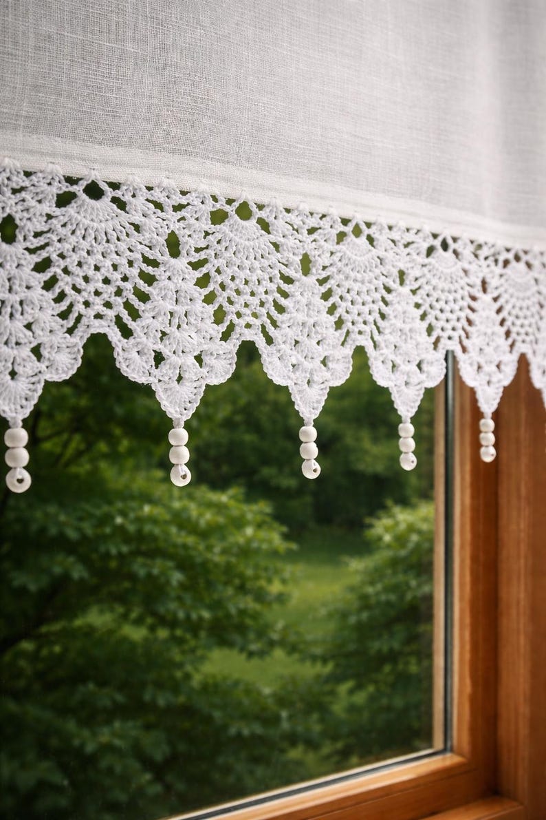 Handgefertigte Scheibengardine mit Häkelspitze im Landhausstil, Baumwolle, Höhe 40 cm