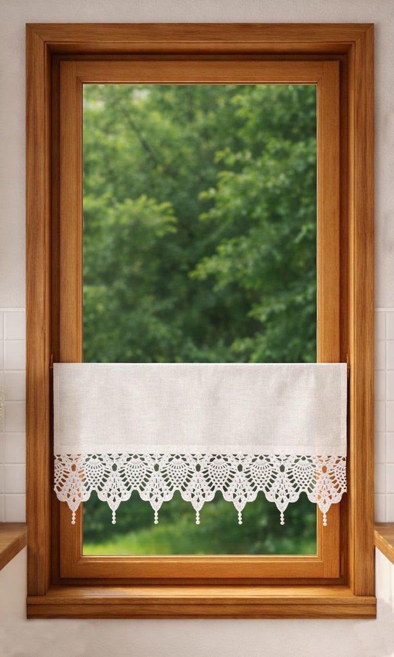 Handgefertigte Scheibengardine mit Häkelspitze im Landhausstil, Baumwolle, Höhe 40 cm