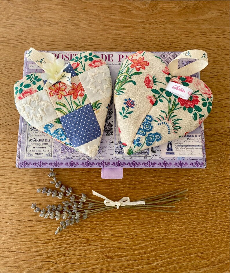 Vintage Patchwork-Lavendelherzen 2er Set mit Seidenblumen und Bandschlaufen, handgefertigt