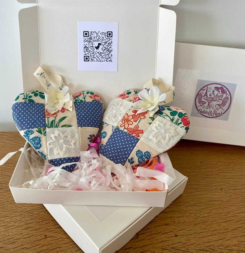 Vintage Patchwork-Lavendelherzen 2er Set mit Seidenblumen und Bandschlaufen, handgefertigt