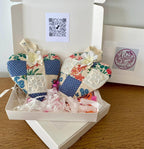 Vintage Patchwork-Lavendelherzen 2er Set mit Seidenblumen und Bandschlaufen, handgefertigt