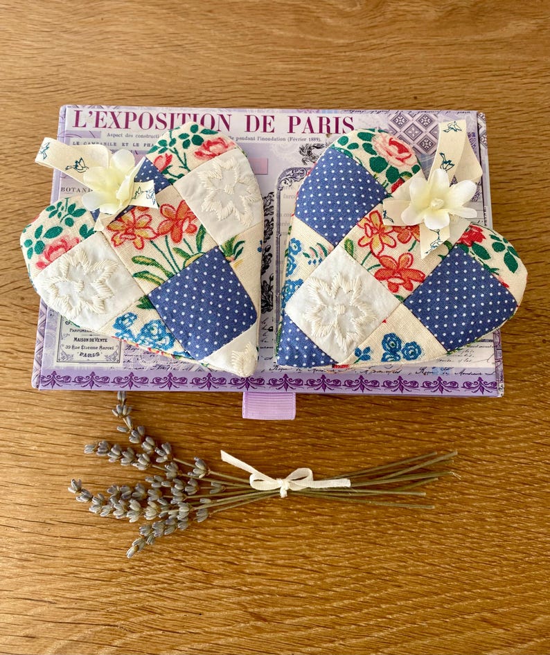 Vintage Patchwork-Lavendelherzen 2er Set mit Seidenblumen und Bandschlaufen, handgefertigt