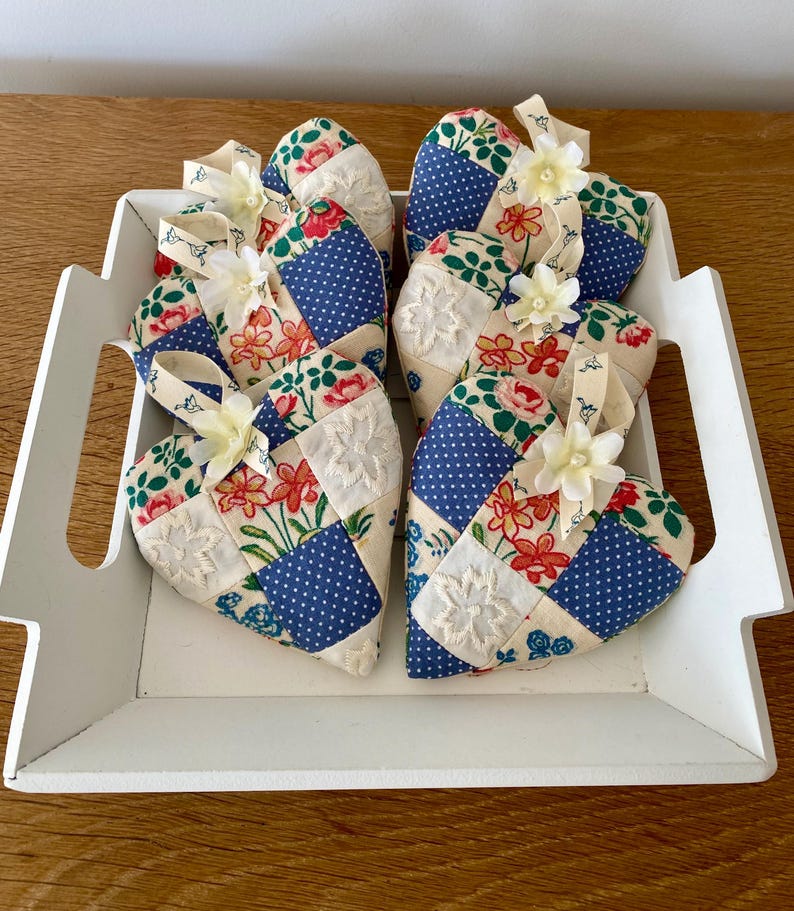 Vintage Patchwork-Lavendelherzen 2er Set mit Seidenblumen und Bandschlaufen, handgefertigt