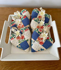 Vintage Patchwork-Lavendelherzen 2er Set mit Seidenblumen und Bandschlaufen, handgefertigt