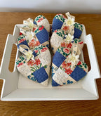 Vintage Patchwork-Lavendelherzen 2er Set mit Seidenblumen und Bandschlaufen, handgefertigt