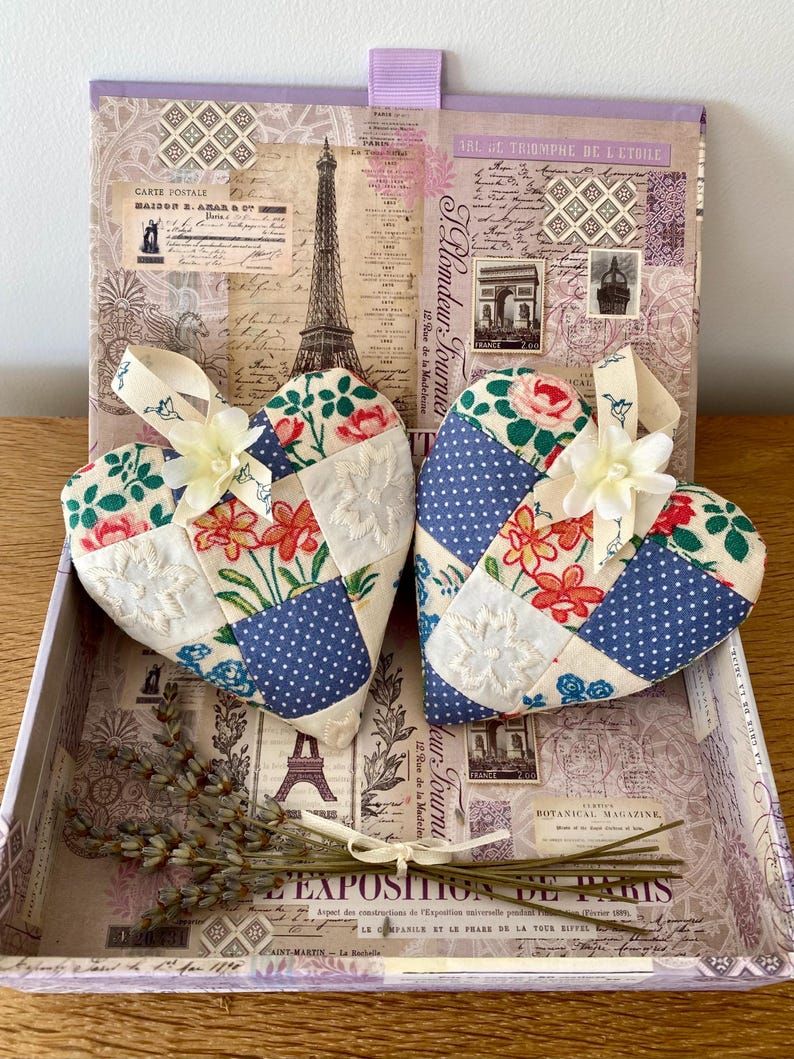 Vintage Patchwork-Lavendelherzen 2er Set mit Seidenblumen und Bandschlaufen, handgefertigt