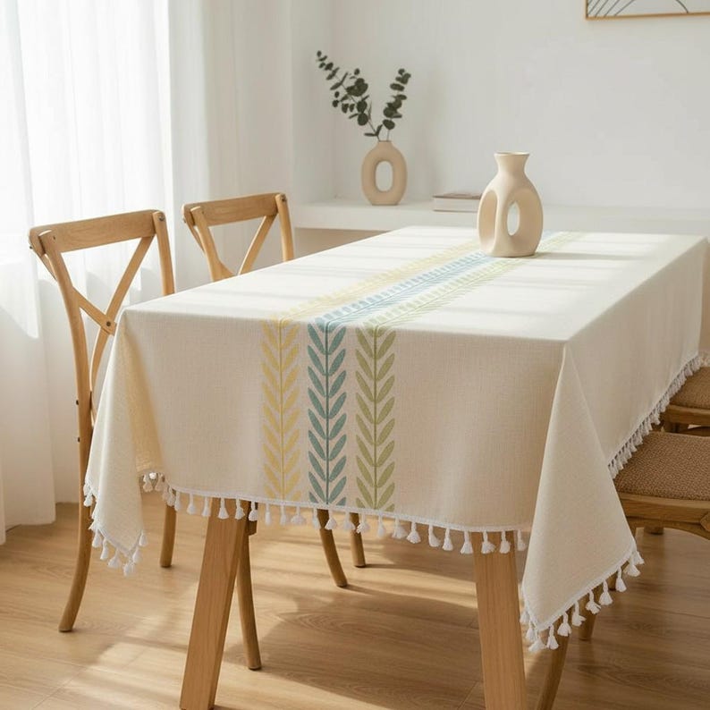 Bestickte Leinen-Baumwoll-Tischdecke mit botanischem Motiv und Quastenrändern