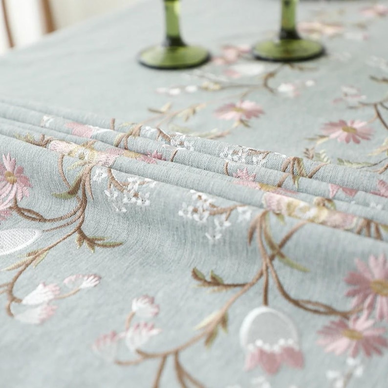 Bestickte Leinen-Baumwoll-Tischdecke mit botanischem Motiv und Quastenrändern