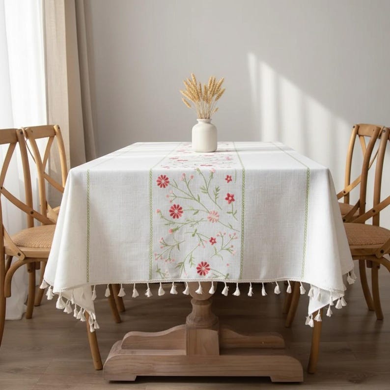 Bestickte Leinen-Baumwoll-Tischdecke mit botanischem Motiv und Quastenrändern
