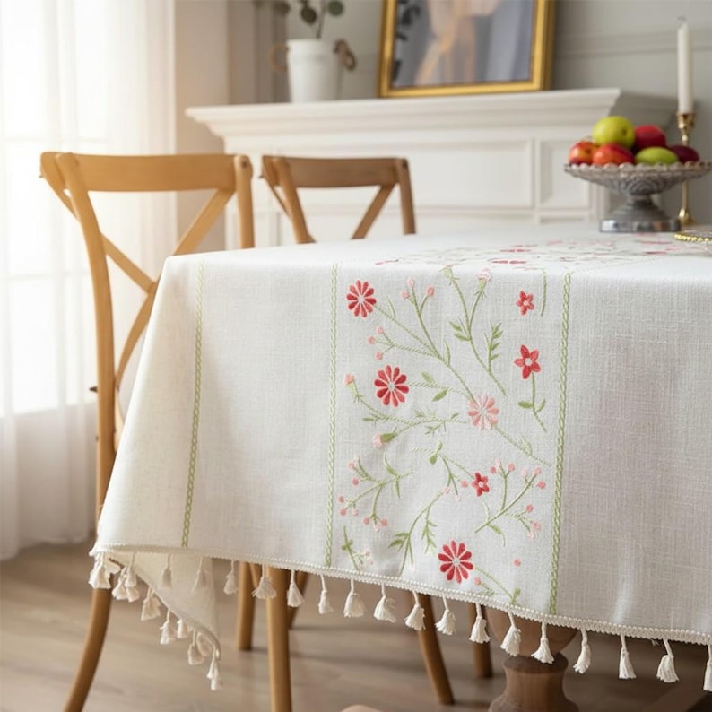 Bestickte Leinen-Baumwoll-Tischdecke mit botanischem Motiv und Quastenrändern
