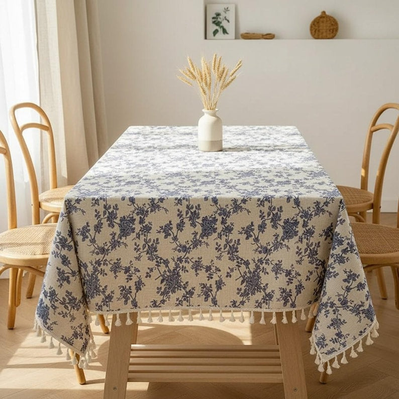 Bestickte Leinen-Baumwoll-Tischdecke mit botanischem Motiv und Quastenrändern