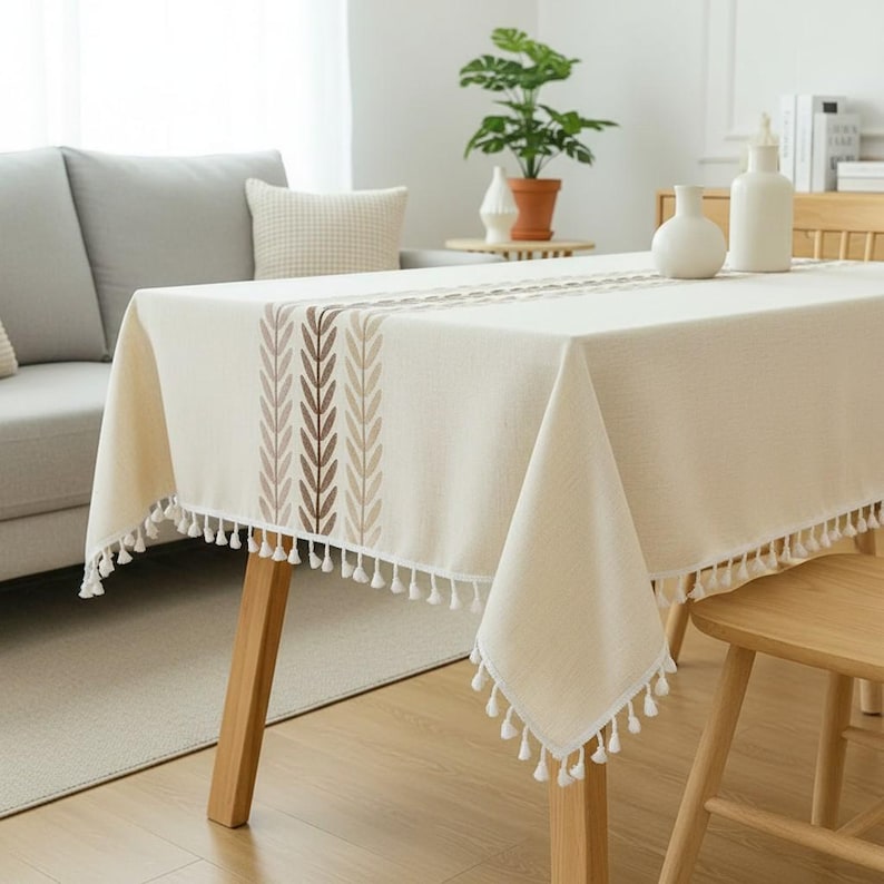 Bestickte Leinen-Baumwoll-Tischdecke mit botanischem Motiv und Quastenrändern