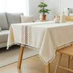 Bestickte Leinen-Baumwoll-Tischdecke mit botanischem Motiv und Quastenrändern