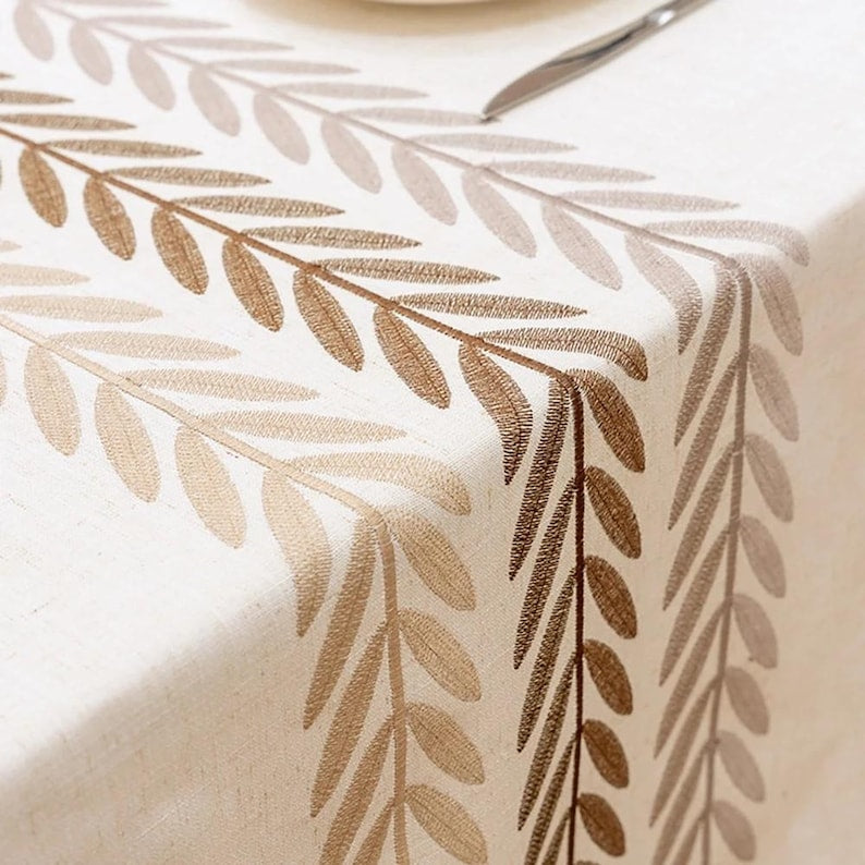 Bestickte Leinen-Baumwoll-Tischdecke mit botanischem Motiv und Quastenrändern