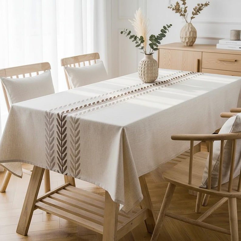 Bestickte Leinen-Baumwoll-Tischdecke mit botanischem Motiv und Quastenrändern