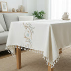 Bestickte Leinen-Baumwoll-Tischdecke mit botanischem Motiv und Quastenrändern