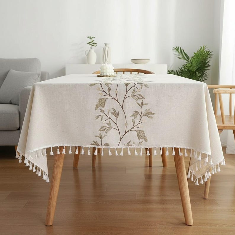 Bestickte Leinen-Baumwoll-Tischdecke mit botanischem Motiv und Quastenrändern