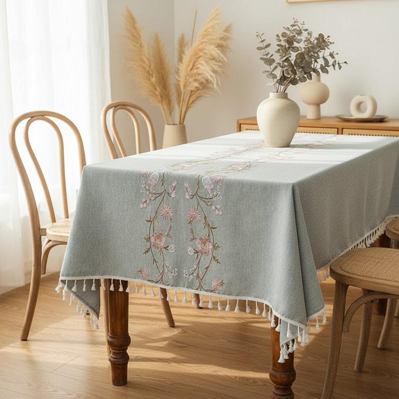 Bestickte Leinen-Baumwoll-Tischdecke mit botanischem Motiv und Quastenrändern