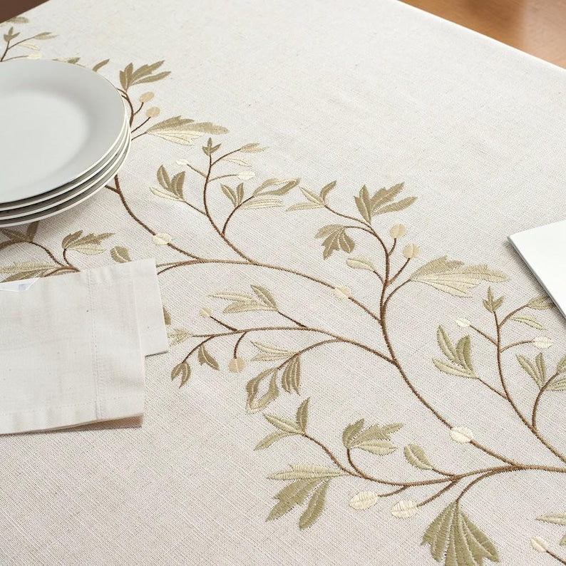 Bestickte Leinen-Baumwoll-Tischdecke mit botanischem Motiv und Quastenrändern