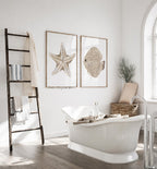 Küsten Wand Kunst 2er Set – Beige Seesterne & Diskusfische, Fine Art Papier, 280 g/m², Hamptons Stil