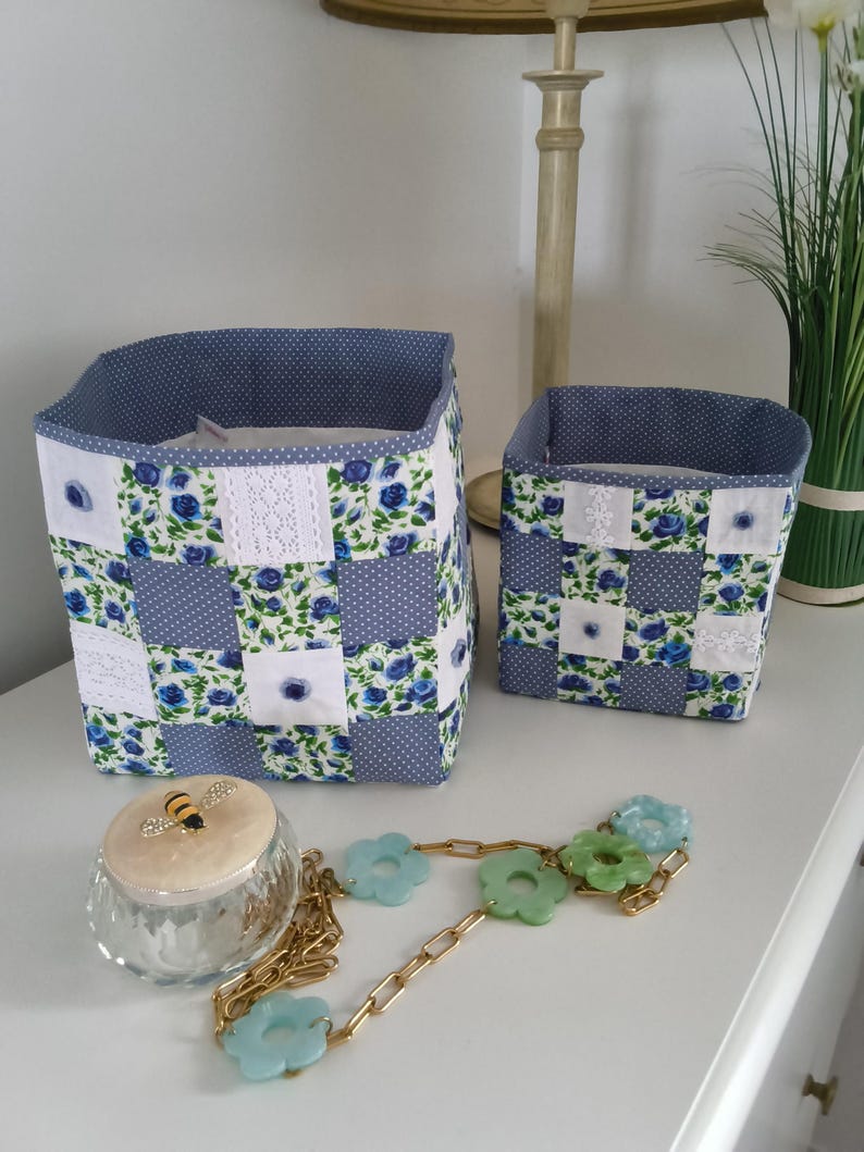 Patchwork-Aufbewahrungskorb aus Stoff, gefüttert, mit Rosenstickerei und Spitze