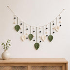 Grüne Makramee-Blattgirlande als Boho-Wandbehang mit Perlen, 180 x 40 cm