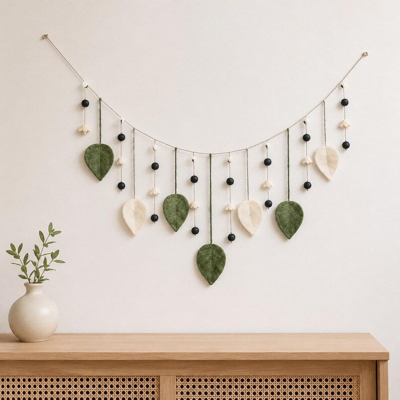 Grüne Makramee-Blattgirlande als Boho-Wandbehang mit Perlen, 180 x 40 cm
