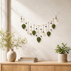 Grüne Makramee-Blattgirlande als Boho-Wandbehang mit Perlen, 180 x 40 cm