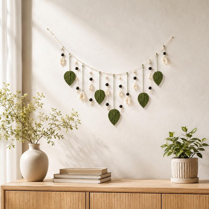 Grüne Makramee-Blattgirlande als Boho-Wandbehang mit Perlen, 180 x 40 cm