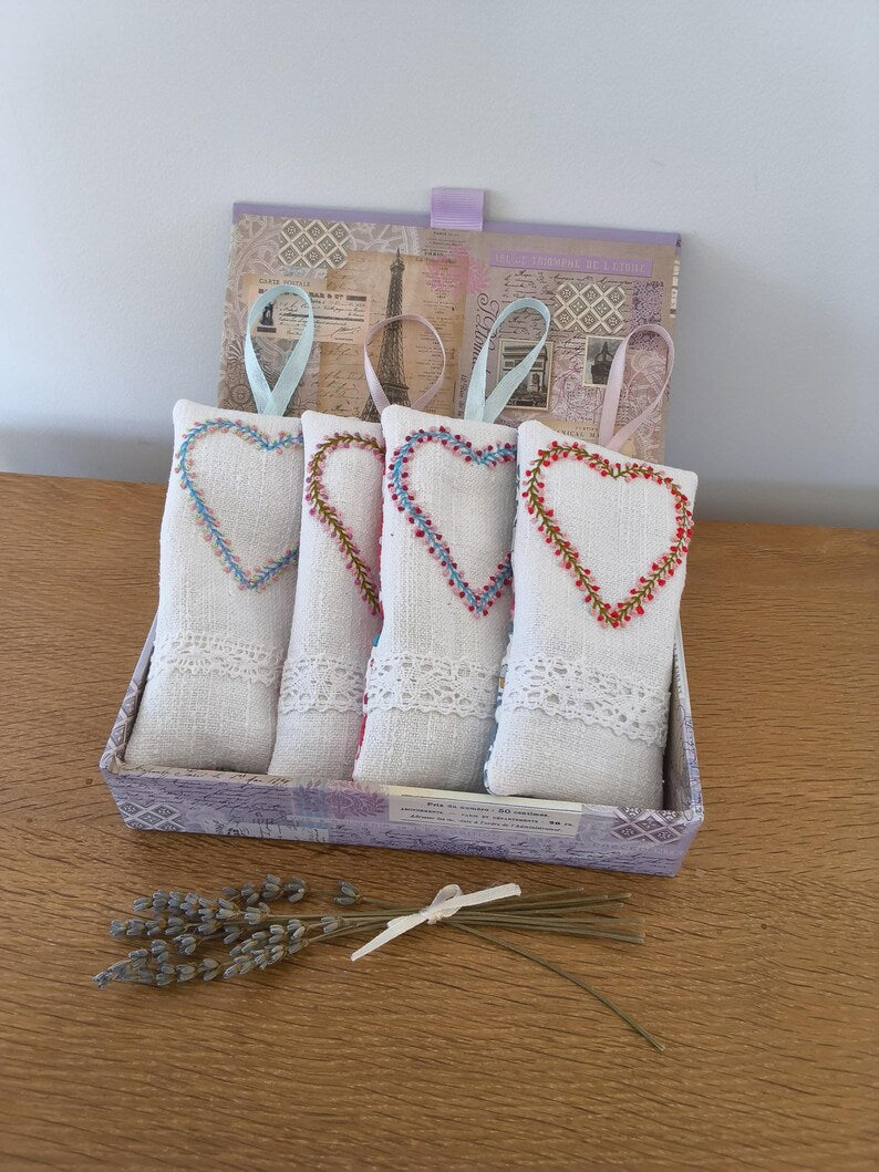 Handbestickte Lavendelsäckchen im 2er-Set aus Stoff, je ca. 14 cm x 7 cm